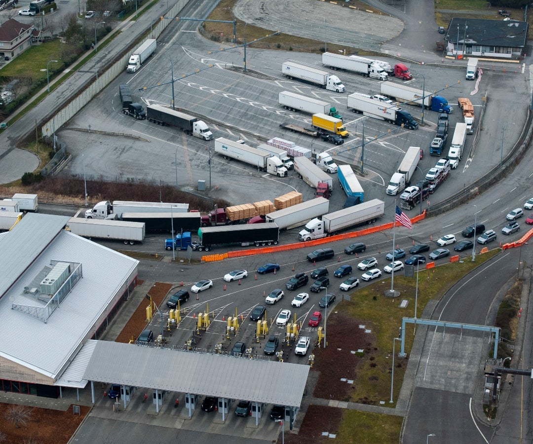 Remolques de tractor ingresan a los EE. UU. desde Canadá en el cruce fronterizo de la Pacific Highwa