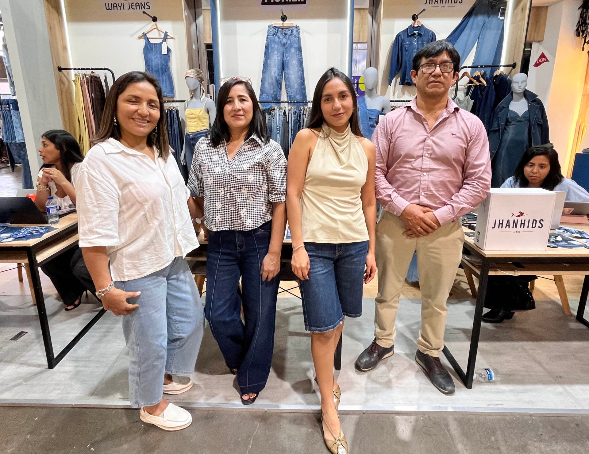Hidalia Bodabilla, Janet Camargo, Jimena Esquive y Daniel Camargo, representantes de la marca Jhan Hids Jeans.