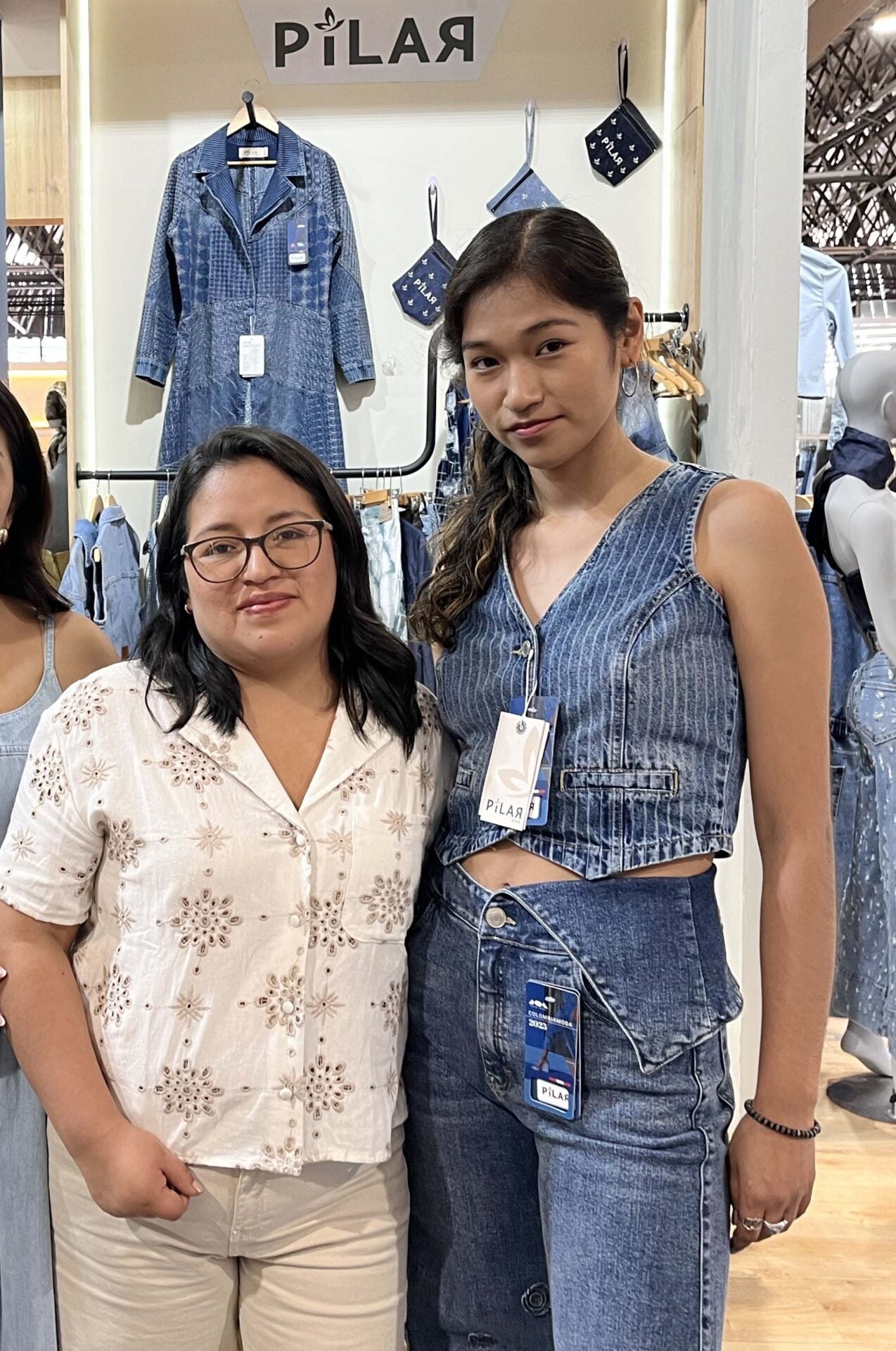 Eny Morales y Joanne Sánchez, representantes de la marca Pilar Jeans, presentes en Colombiamoda.