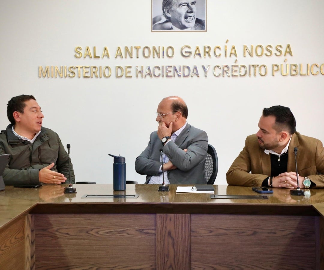 El gobernador de Boyacá, Carlos Amaya con el ministro de Hacienda, Germán Ávila y de Minas y Energía, Edwin Palma