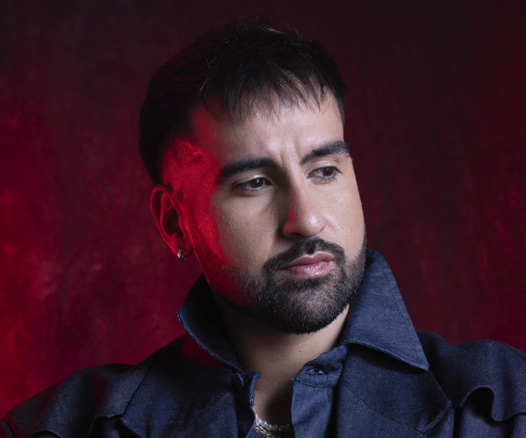 Emir Abdul Gani, conocido como Emir Abdul, es un destacado bailarín, coreógrafo e influencer uruguayo que ha revolucionado el mundo de la danza en redes sociales.