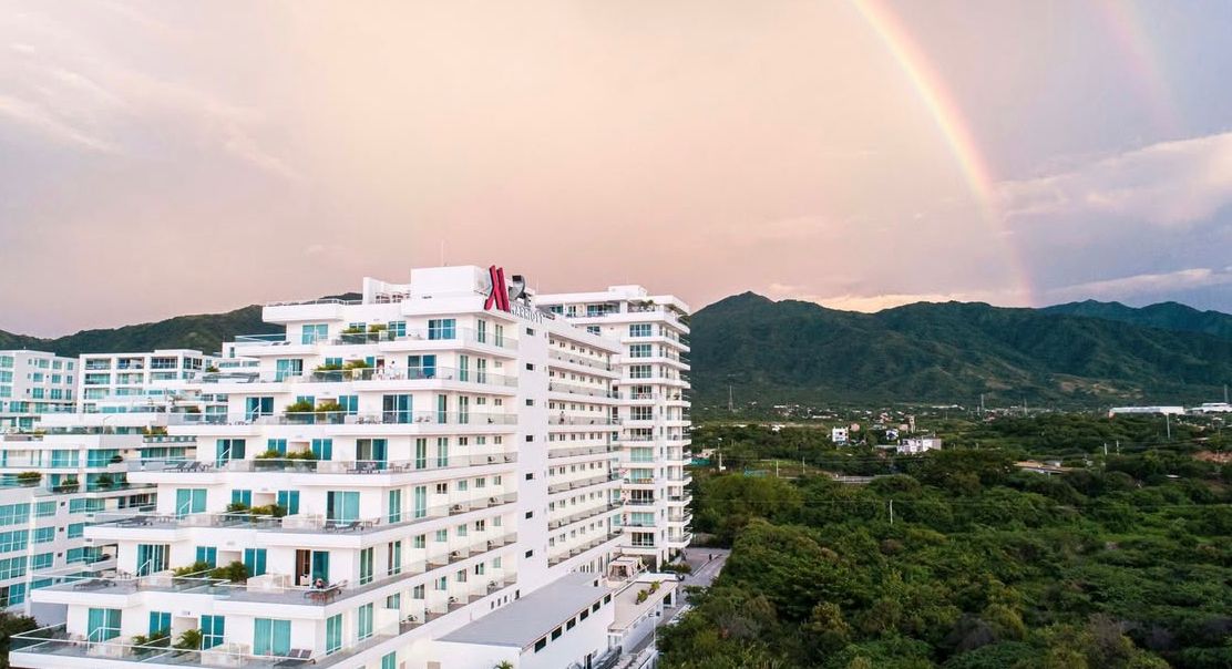 Modernas habitaciones y suites, con ropa de cama de lujo, servicio a la habitación y vistas espectaculares al mar Caribe