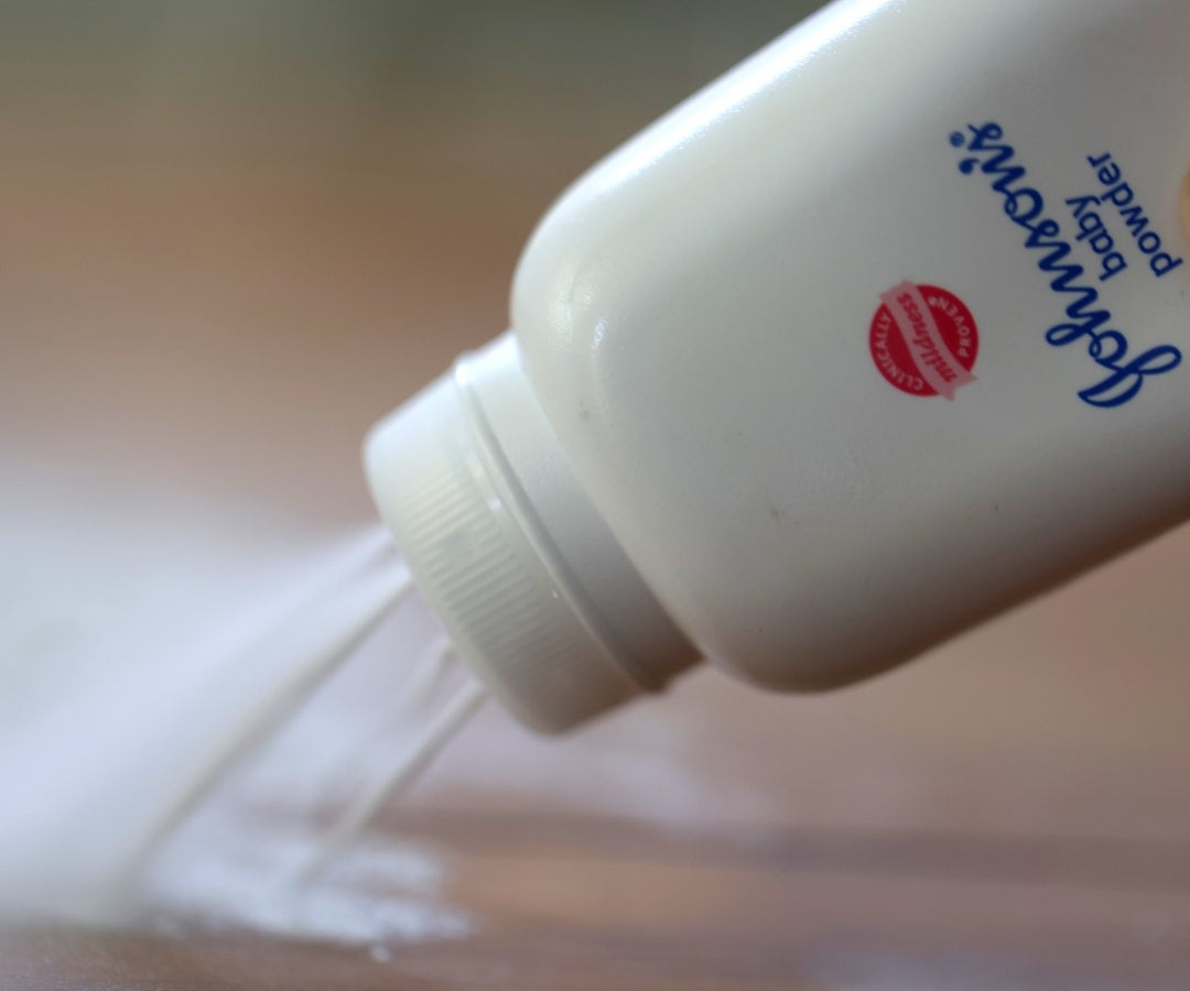 Exjuez de bufete de abogados de la farmacéutica revisa la evidencia del talco de J&J