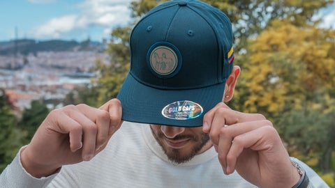 Las gorras agropecuarias se consolidan como una auténtica moda que trasciende generaciones, escenarios y geografías