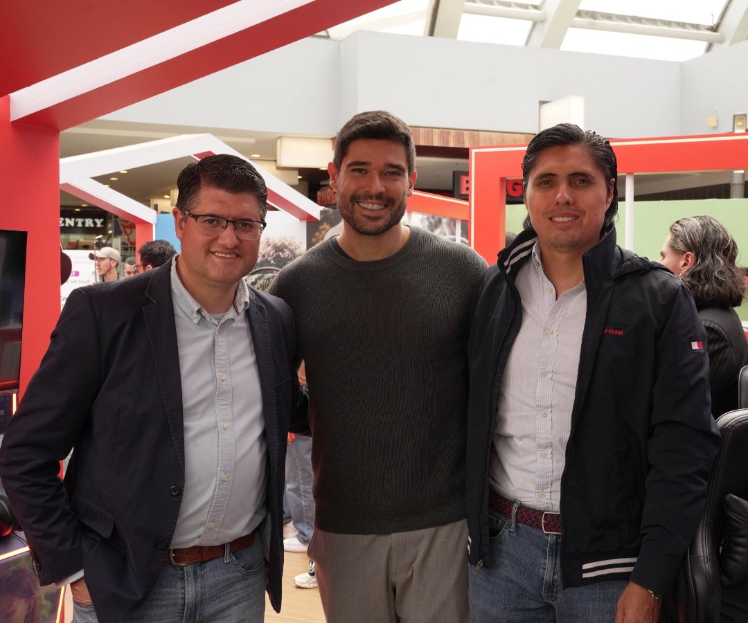 Anderson Oliveira, director de marketing para Harman Sudamérica; Rafael Nardi, jefe de marketing para Harman Sudamerica; y Juan Contreras, manager de Harman para Colombia y Ecuador.