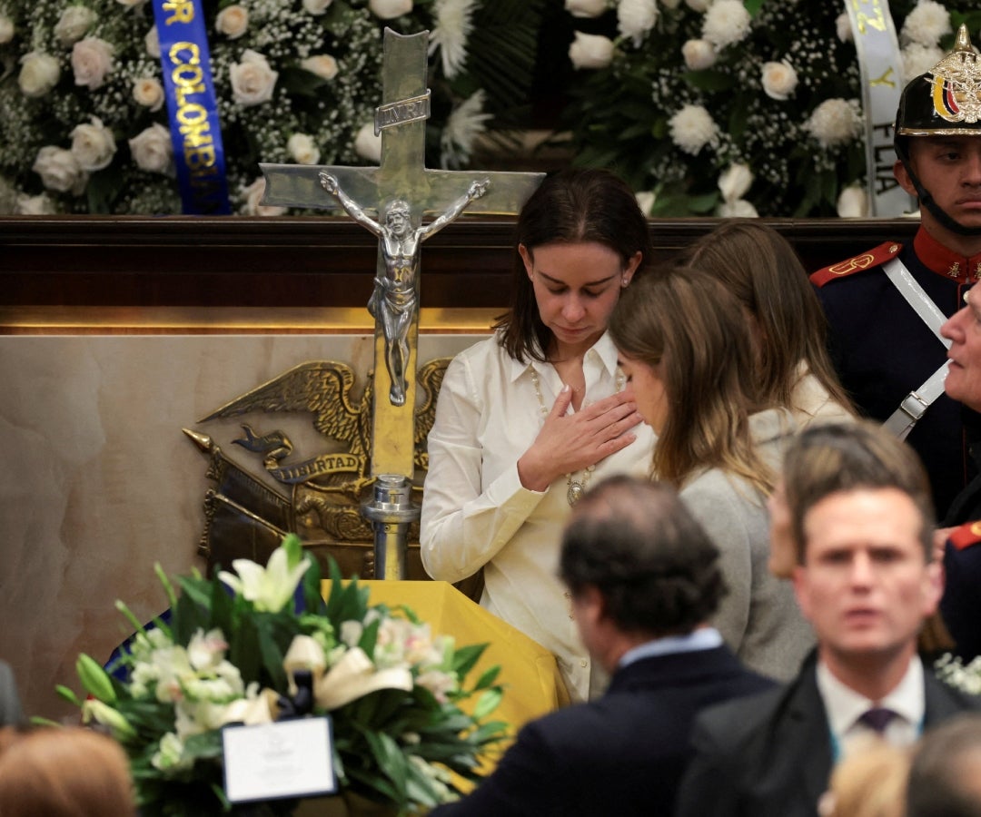 María Claudia Tarazona, esposa del precandidato presidencial, Miguel Uribe Turbay, junto a sus hijas y familiares.