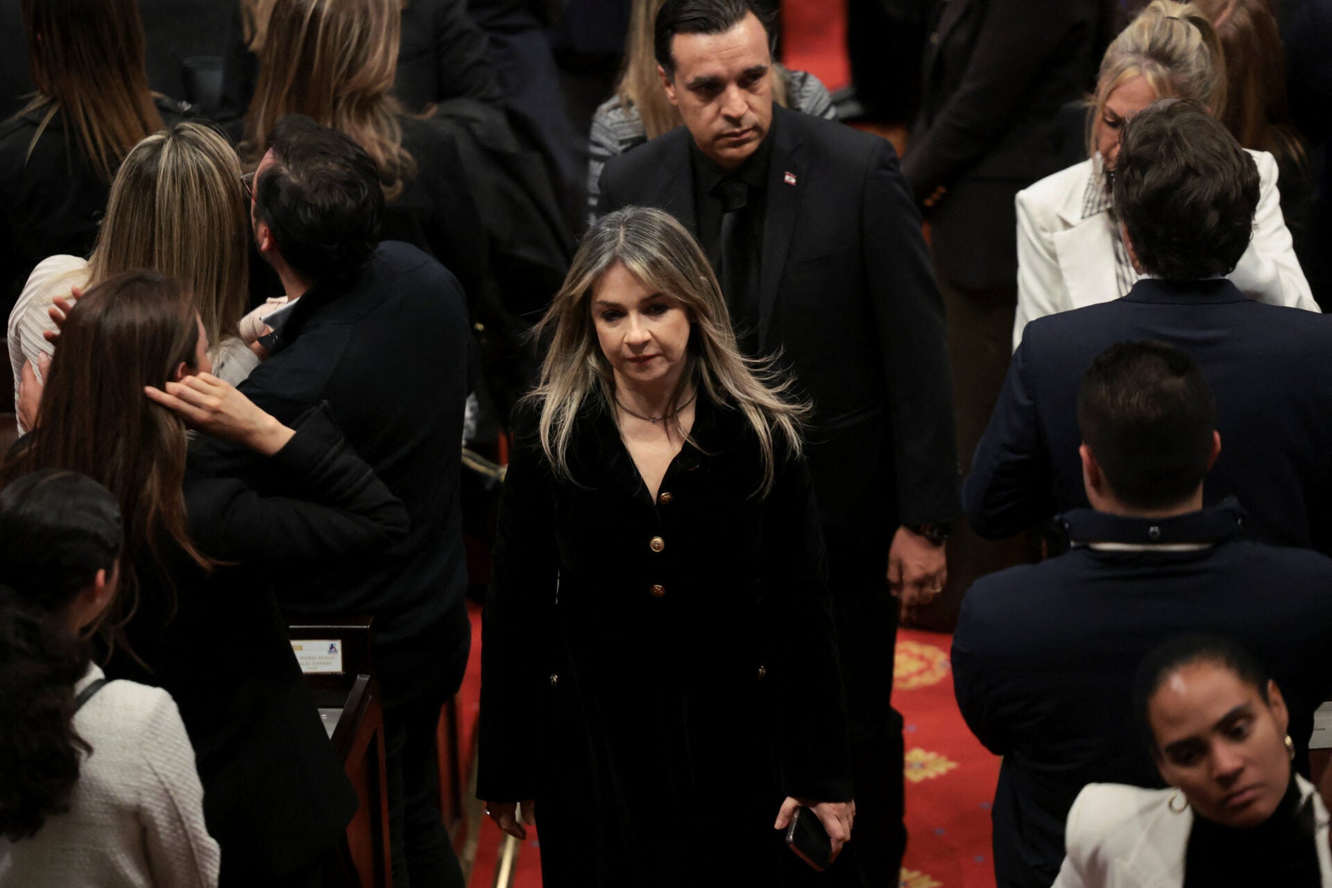 Vicky Dávila, precandidata presidencial, entre los asistentes a la cámara ardiente.