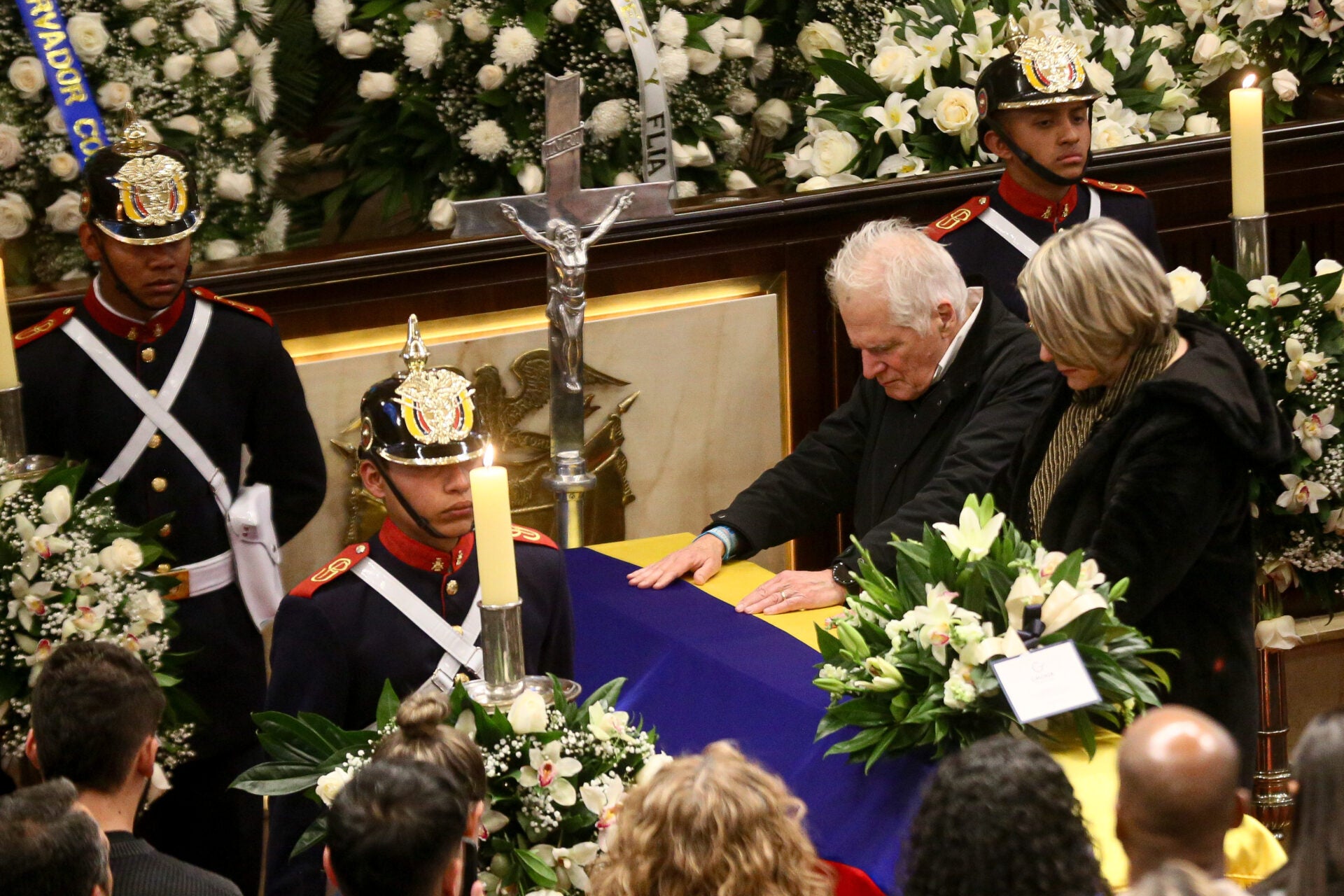 Miguel Uribe Londoño, padre del senador, precandidato presidencial y columnista de LR, Miguel Uribe Turbay, junto a sus familiares.