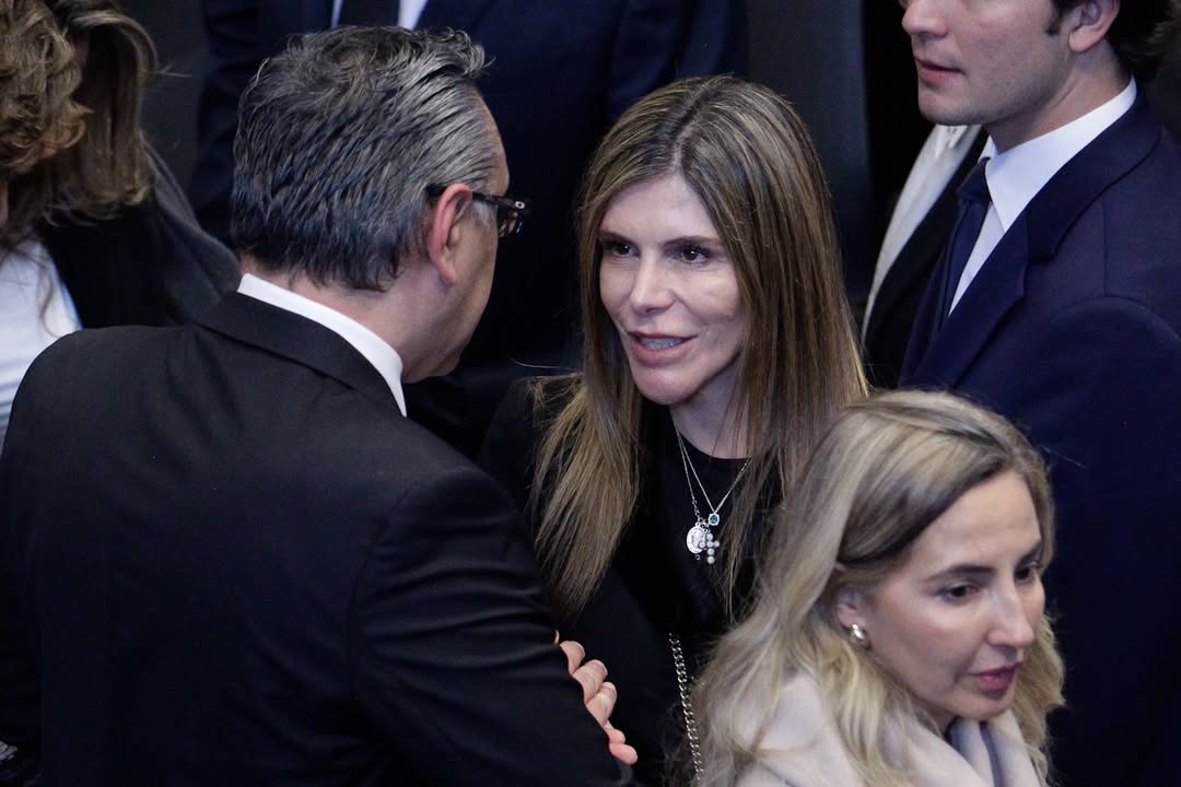María Carolina Hoyos Turbay, hermana de Miguel Uribe Turbay, durante la cámara ardiente que se instaló en el Capitolio Nacional.