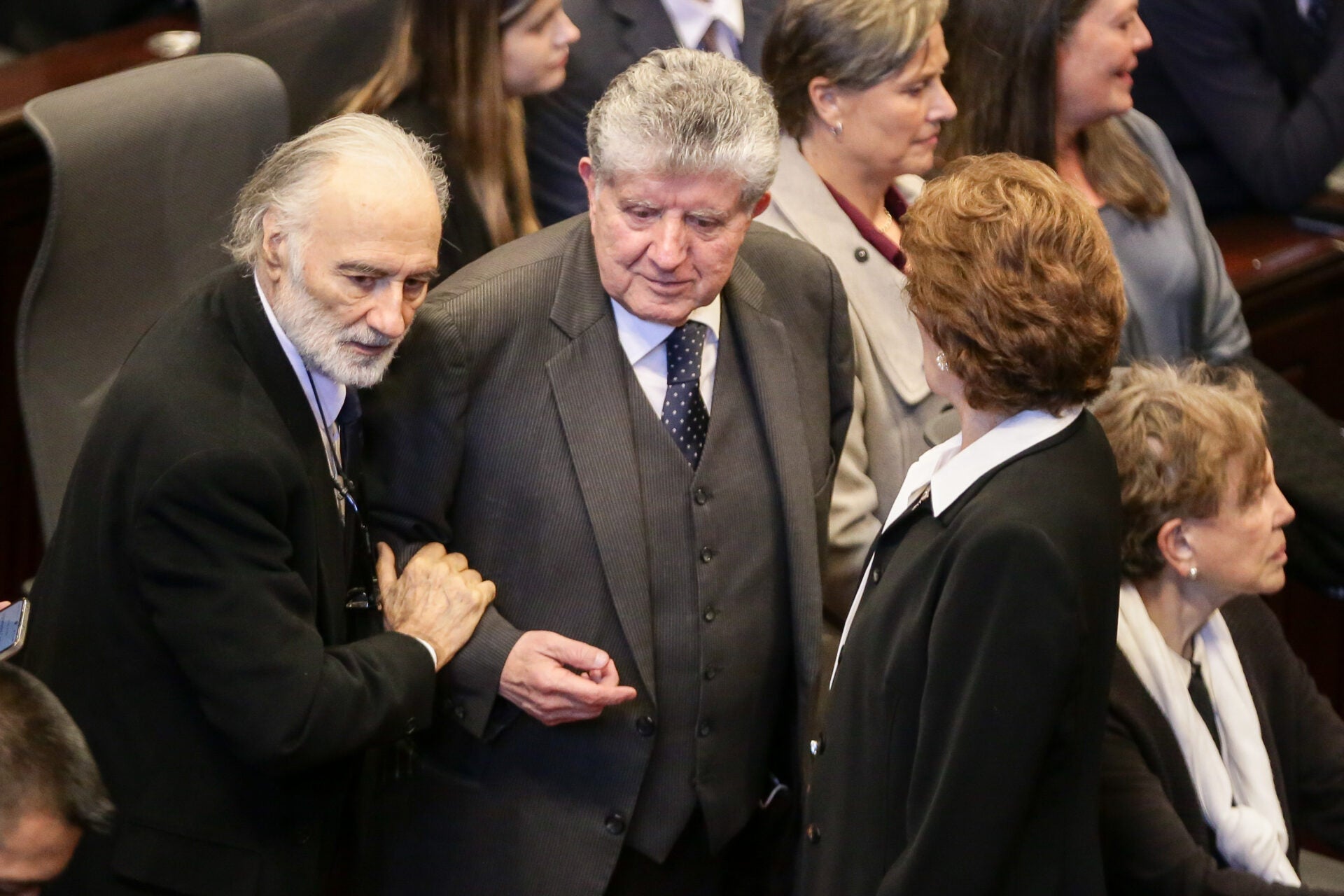 El excontralor y tío del senador y precandidato presidencial, Miguel Uribe, Julio César Turbay (centro) estuvo presente en el salón elíptico.