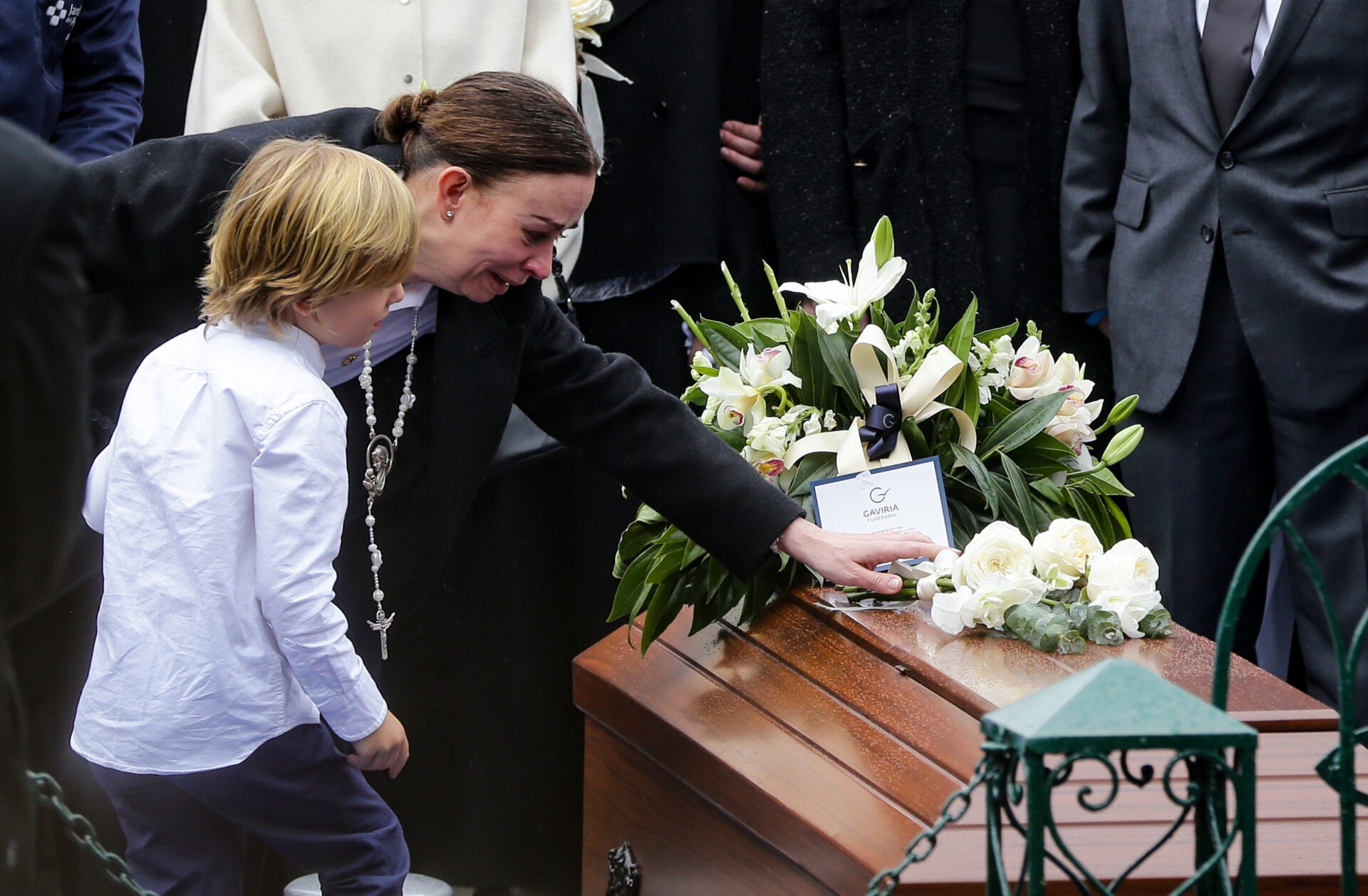 El féretro del senador Miguel Uribe Turbay llegó al Cementerio Central, donde fue sepultado en el corredor central junto a expresidentes y otras figuras políticas. 