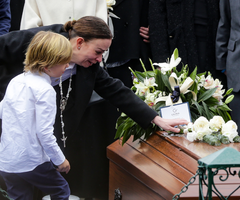 María Claudia Tarazona y su hijo despidiendo por última vez a Miguel Uribe Turbay