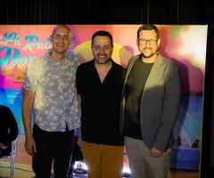 Luis Enrique Parada, director de marketing de Discos Fuentes; Carlos Marín, presentador; y Camilo Vega, director de Altafonte. Luis Enrique Parada, director de marketing de Discos Fuentes; Carlos Marín, presentador; y Camilo Vega, director de Altafonte.