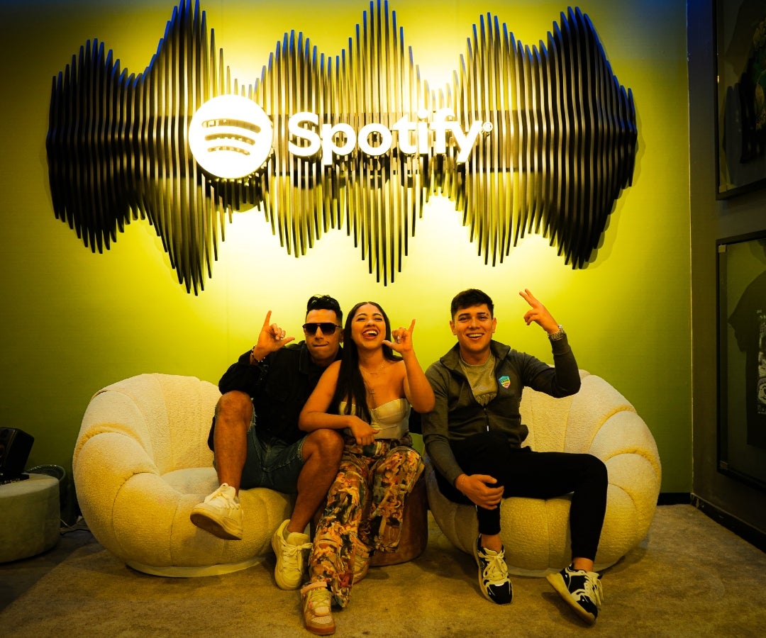 Andrés Velandia, Dani Pineda y Luis K Barrios, miembros de la agrupación musical Veba.