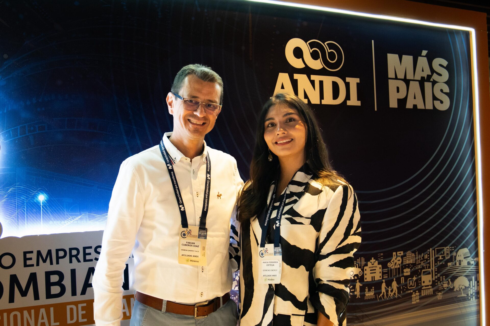 De Siemens: Fabián Cuberos Díaz, presidente y María Fernanda Ortega.