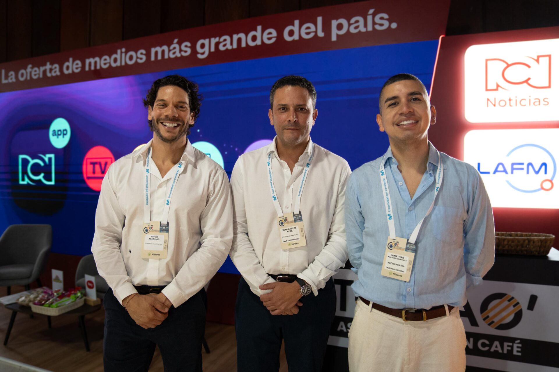 Yohir Akerman, presidente de Guidepost Solutions; Juan Carlos Mira, VP de Relaciones Corporativas de la Organización Ardila Lülle, y Jonathan Malagón, presidente de Asobancaria.