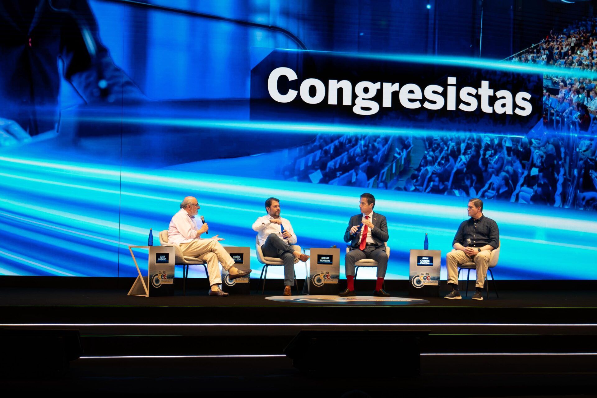 De izquierda a derecha: Juan Lozano, director de La FM de RCN; Rubén Gallego, senador de EE.UU.; Bernie Moreno, senador de EE.UU.; y Juan Carlos Pinzón, exministro de defensa, en el marco del décimo congreso empresarial de la Asociación Nacional de Empresarios, Andi.
