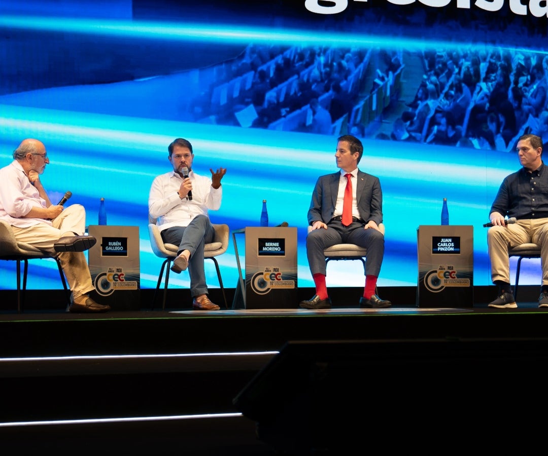De izquierda a derecha: Juan Lozano, director de La FM de RCN; Rubén Gallego, senador de EE.UU.; Bernie Moreno, senador de EE.UU.; y Juan Carlos Pinzón, exministro de defensa, en el marco del décimo congreso empresarial de la Asociación Nacional de Empresarios, Andi.