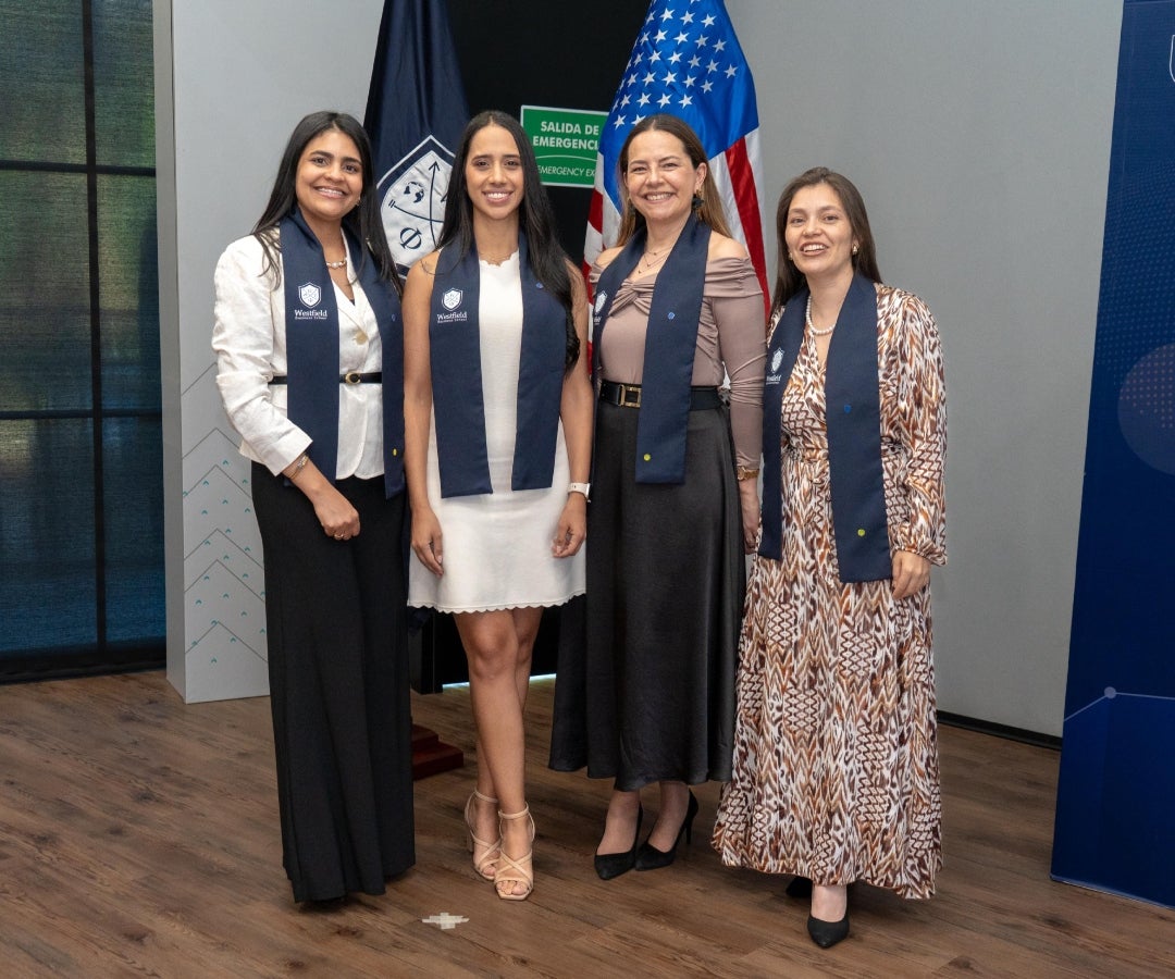 Greys Castro Parada, coordinadora de sostenibilidad para Telefónica Movistar; Luz Taborda, gerente de articulación en Bancolombia; Andrea Ortiz, consultora de cash management para Banco de Bogotá; y Marby Duarte, gerente de negocios en Telefónica Movistar.