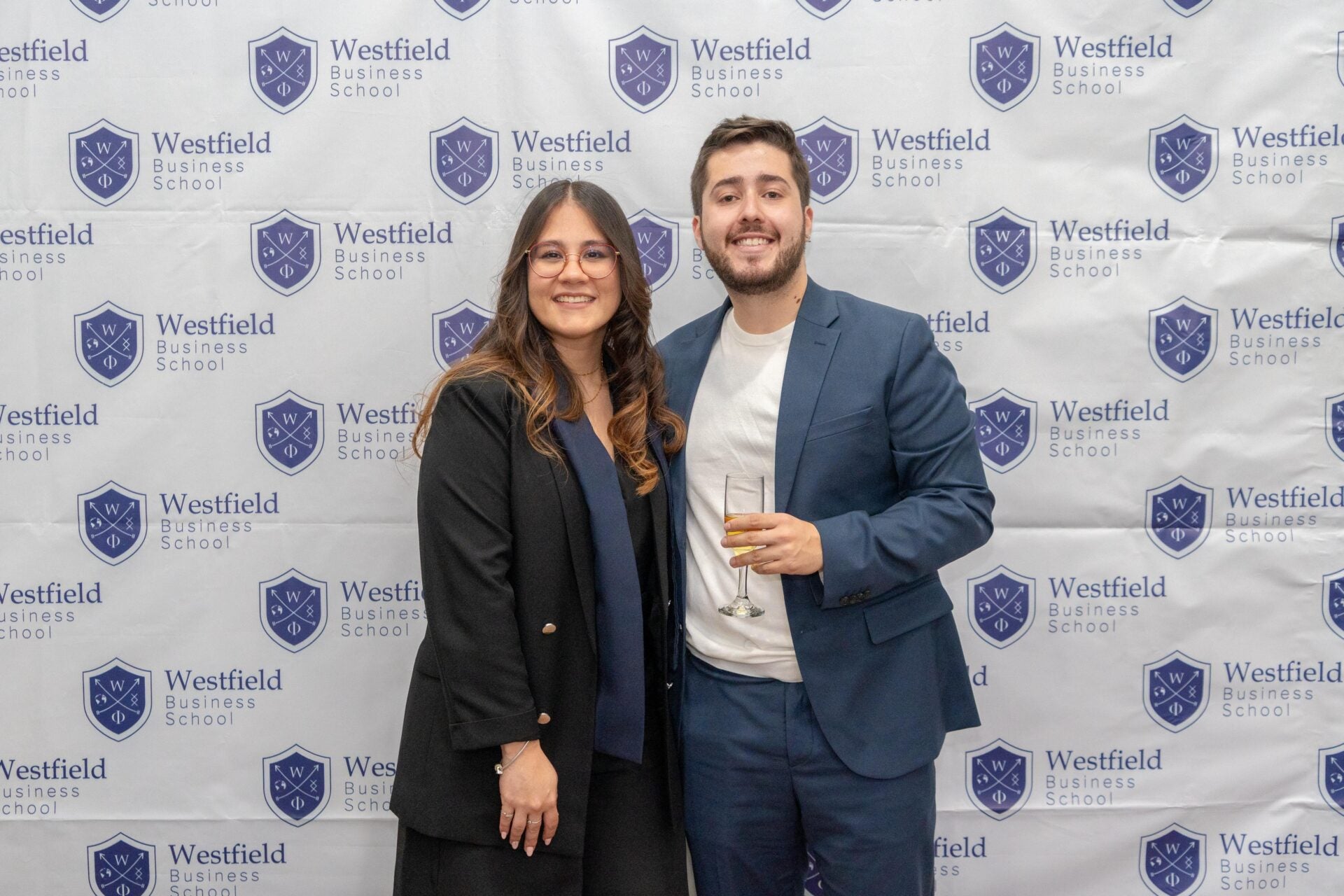 Aliz Bertoloni Díaz, jefe de compensación y diseño organizacional en Alpina; y Nicolaz Santamaría Pérez, analista de finanzas de ventas para Pepsico.