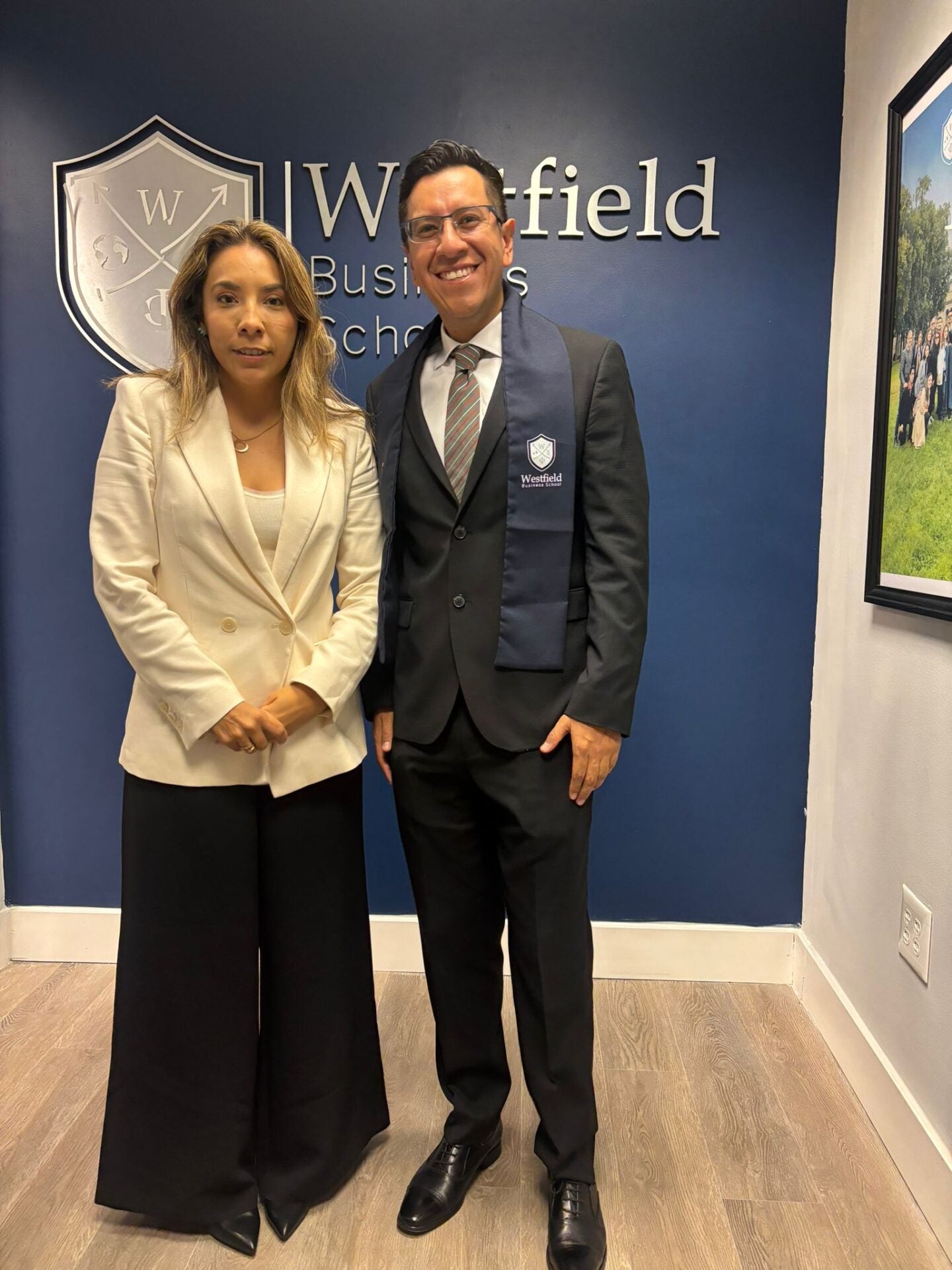 Mishaela Munoz, director del Westfield Business School; e Israel Sánchez, gerente de marca senior para Kimberly Clark México.