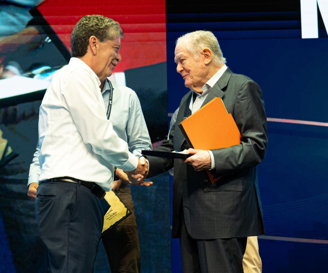 Luis Carlos Sarmiento Angulo recibiendo el premio durante el congreso de la Andi
