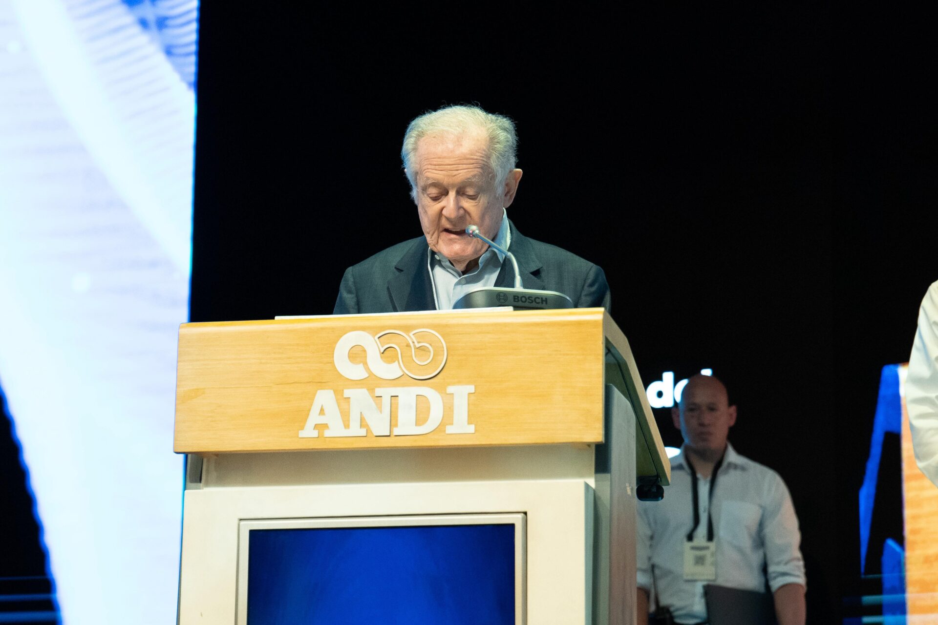 Luis Carlos Sarmiento Angulo recibiendo el premio durante el congreso de la Andi 