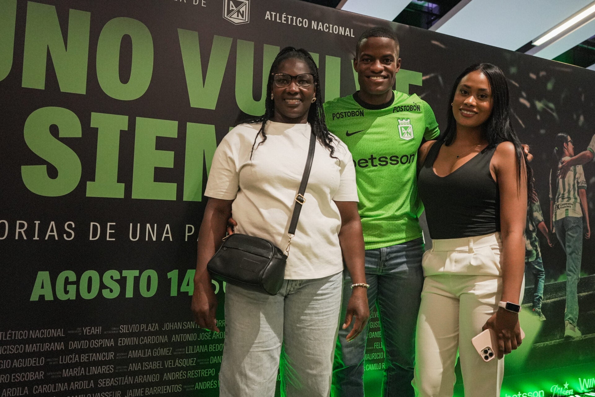 Andrés Felipe Román, jugador del plantel profesional, junto a su familia.