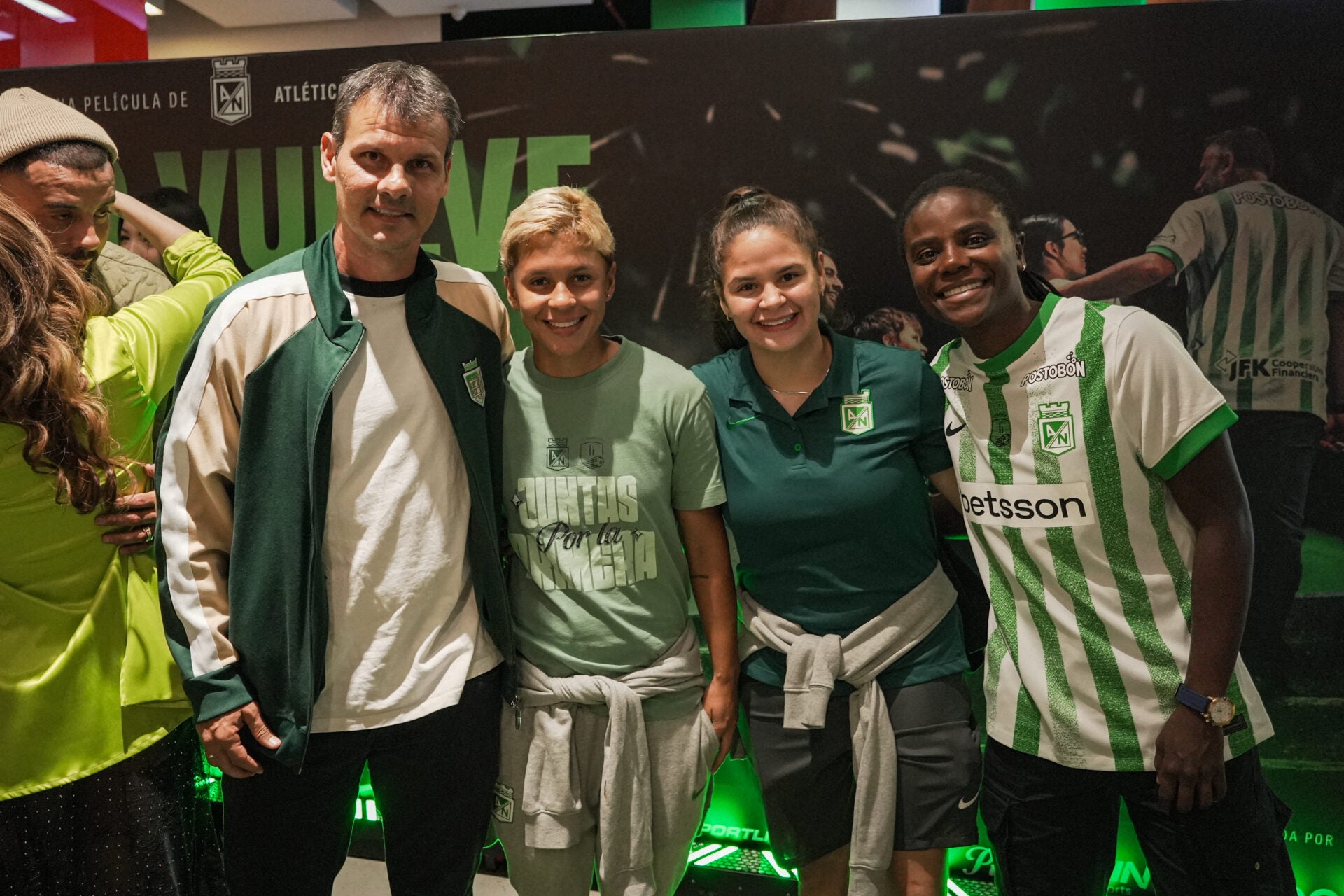 Jorge Barreneche, director técnico de Atlético Nacional femenino; Maira Neira, Jylis Corena, y Yisela Cuesta, jugadoras.