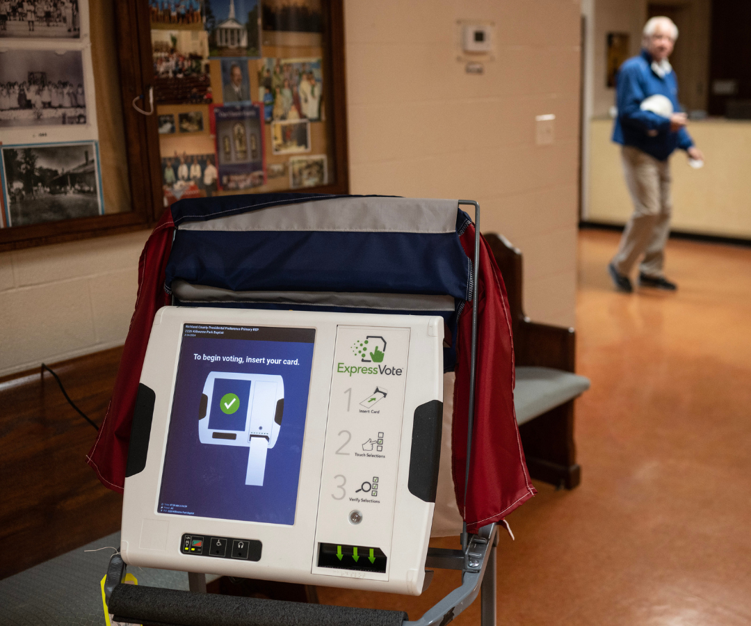 Una máquina de votación en un colegio electoral dentro de la Iglesia Bautista Kilbourne Park en Columbia, Carolina del Sur, EE. UU., el sábado 24 de febrero de 2024.