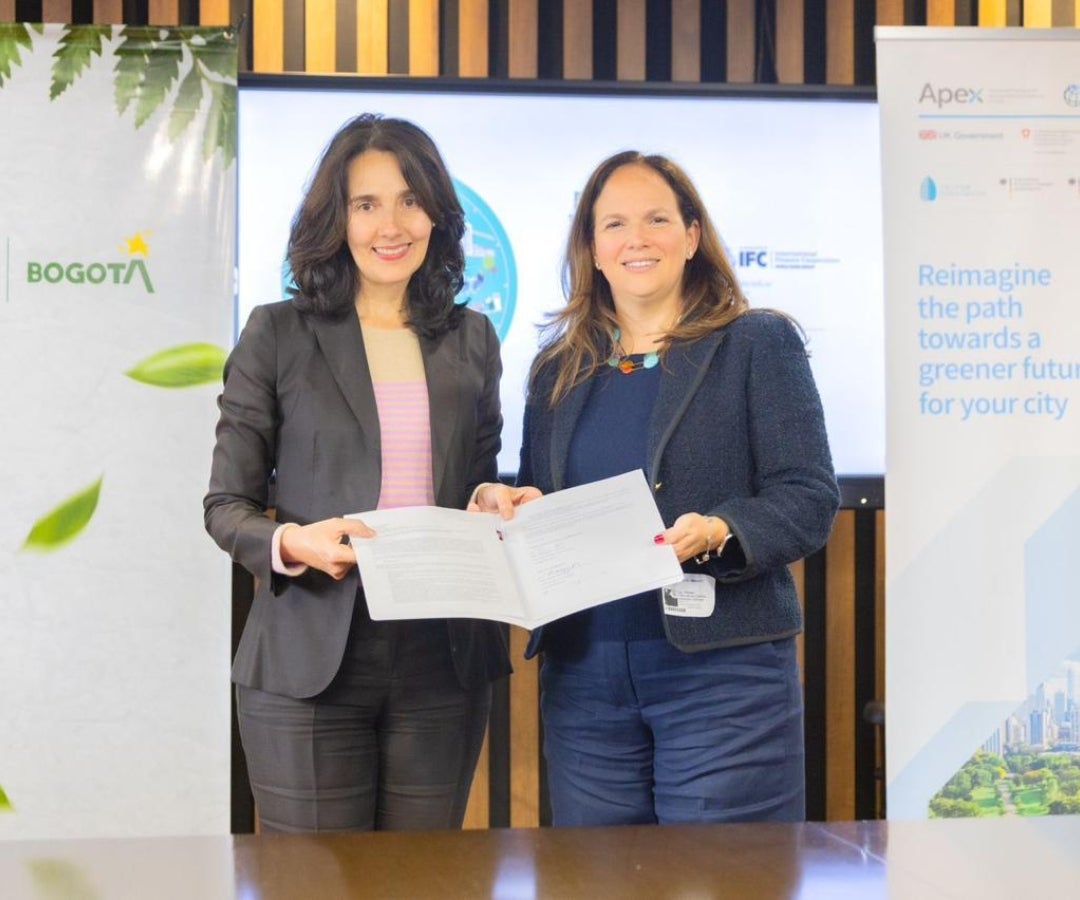 Adriana Soto, secretaria de Ambiente de Bogotá; y Carolina Cárdenas, representante de IFC en Colombia, en la firma de la alianza