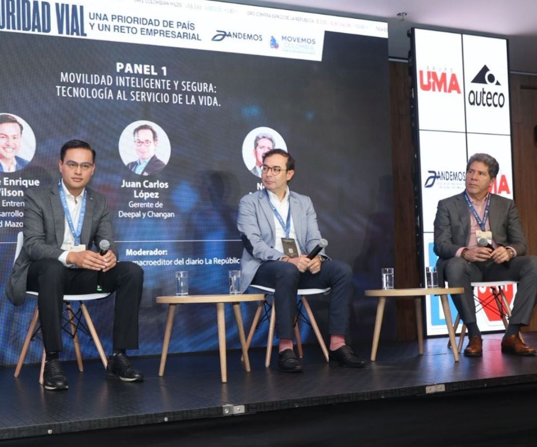 Enrique Wilson, gerente de Entrenamiento y Desarrollo de Red Mazda; Juan Carlos López, gerente de Deepal y Changan; y Noel Ardila Rey, gerente de Automotores Asia (JMC/JMEV)