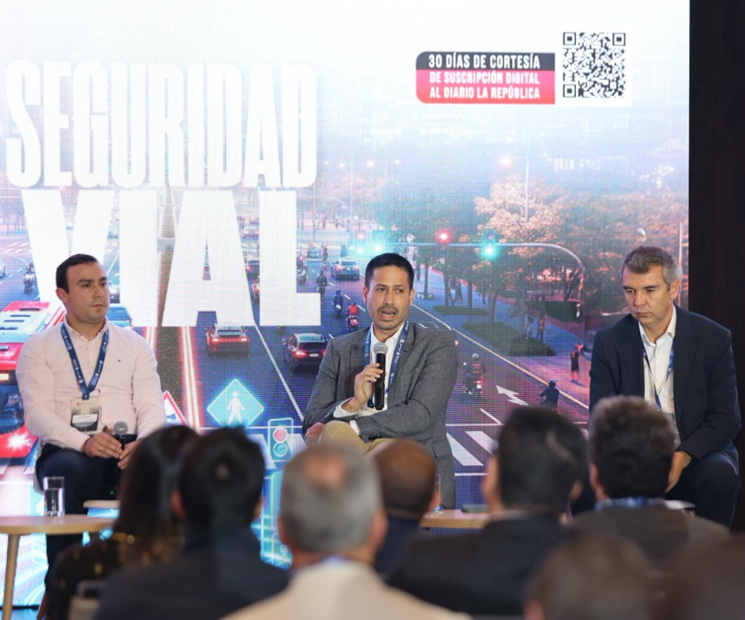 David Huertas Vargas, director de Chery Colombia; José Ignacio Rojas, presidente de Auteco y Nicolás Rendón, vicepresidente de la unidad de negocio de Honda Motocicletas en Colombia.