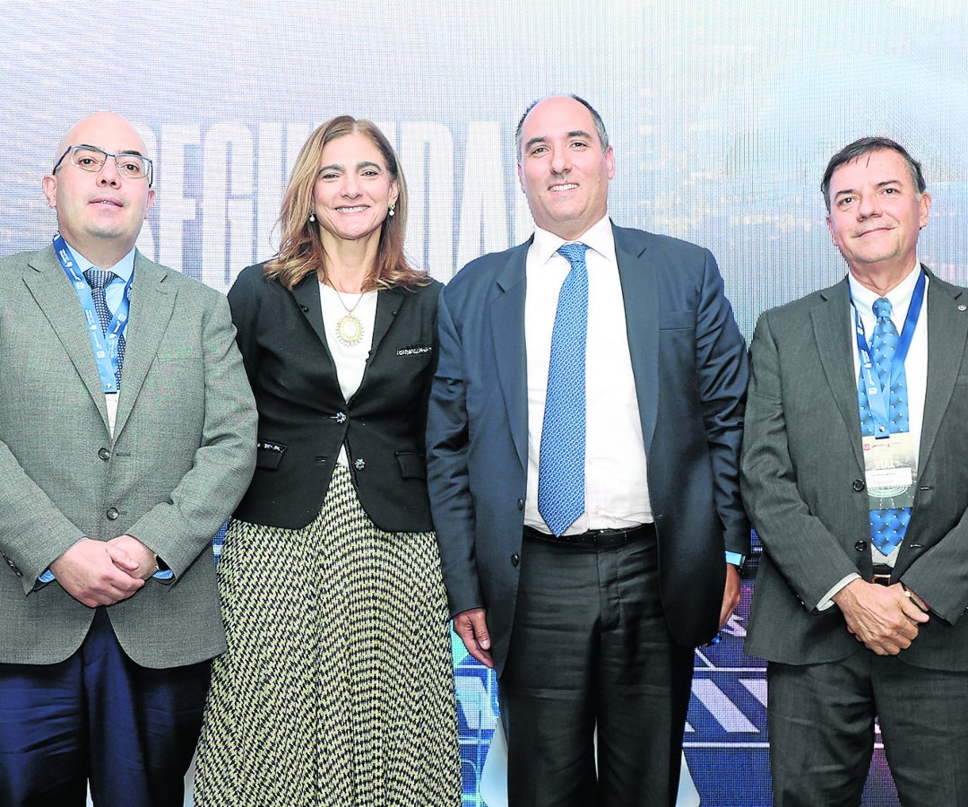 Martín García, jefe de Asuntos Regulatorios de Automotores Toyota; Ángela María Orozco, exministra de Transporte; Santiago Ángel, dir. de Asuntos Públicos de General Motors; Juan Manuel Montoya, gte. de la unidad técnica Incolmotos-Yamaha.