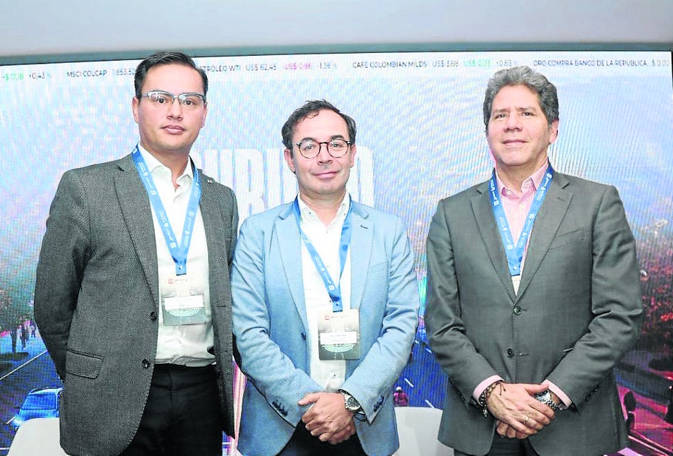 Jorge Enrique Wilson, gerente de desarrollo de Red Mazda; Juan Carlos López, gerente de Deepal y Changan; y Noel Ardila Rey, gerente de Automotores Asia.