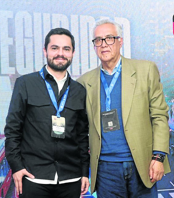 José Segundo López, jefe de la oficina de Seguridad Vial; y Mario Sigfrido Huertas López, consultor experto en neuroseguridad.