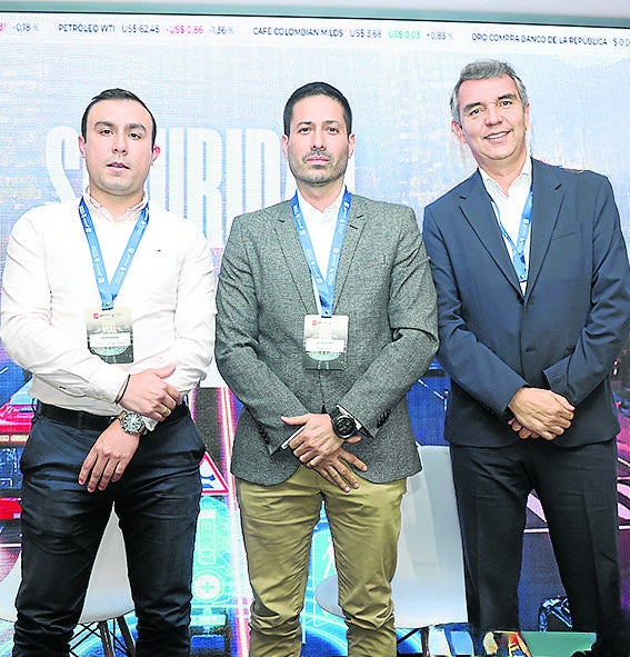 David Huertas, dir. Chery; José Rojas, pte. de Auteco; y Nicolás Rendón, vpte. Honda Motocicletas.