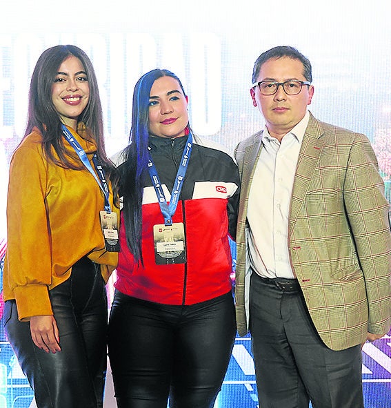 Valeria Alonso; Laura Tobón, líder de Morada Biker; y Felipe Cortés, de distribuidora Los Autos.