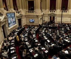 Milei esquiva la derrota en el Congreso de Argentina y mantiene el veto a pensiones Milei esquiva la derrota en el Congreso de Argentina y mantiene el veto a pensiones