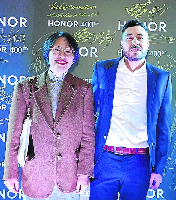 Zan Rui, retail GTM de Honor; y Sebastián Urrea, shop display manager de Honor.