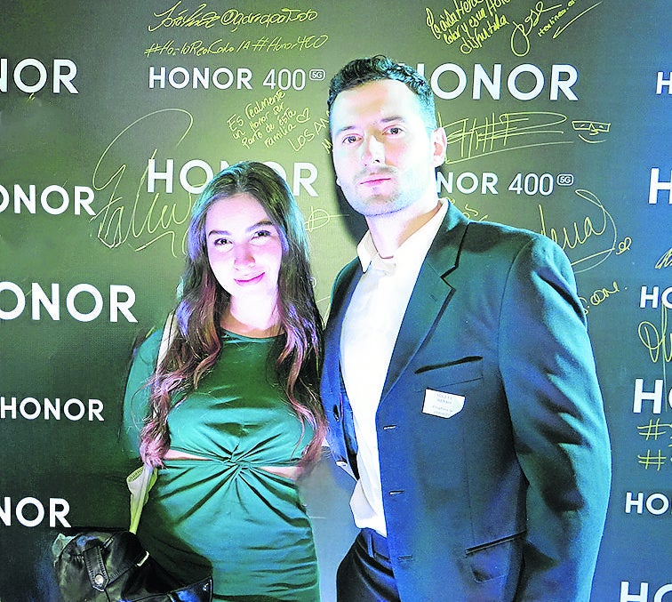 Valeria Aguilar, influencer y participante de MasterChef celebrity; y Miguel Henao, influencer.