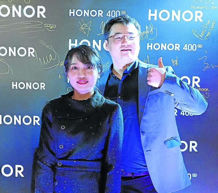 Lei Qingli, retail director de Honor; y⁠Gao Xu, gerente de canales de Honor.