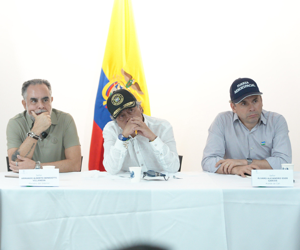 Armando Benedetti, Gustavo Petro y Alejandro Eder durante el consejo de seguridad
