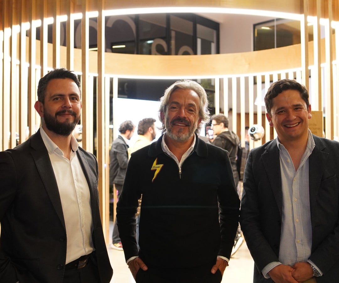 César Herrera, growth & operations lead Tools For Humanity; Juan Daniel Oviedo, precandidato presidencial; y José́D. López, presidente ejecutivo de Alianza Inn.