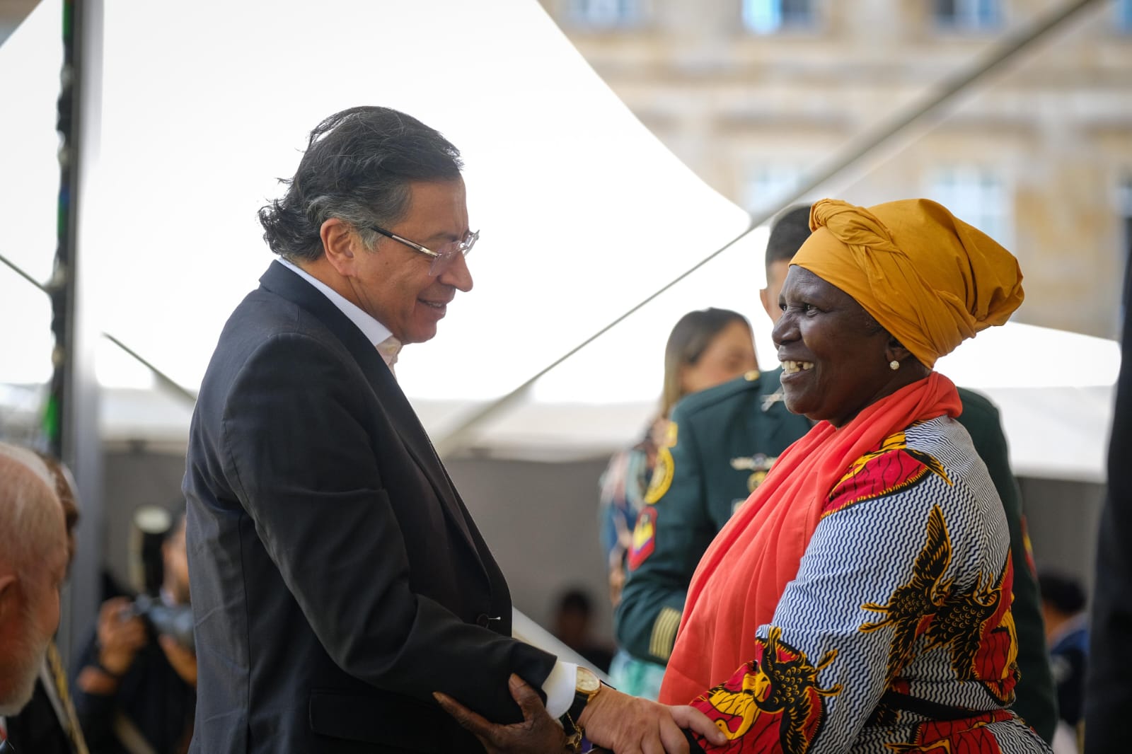 Petro con líder indígena