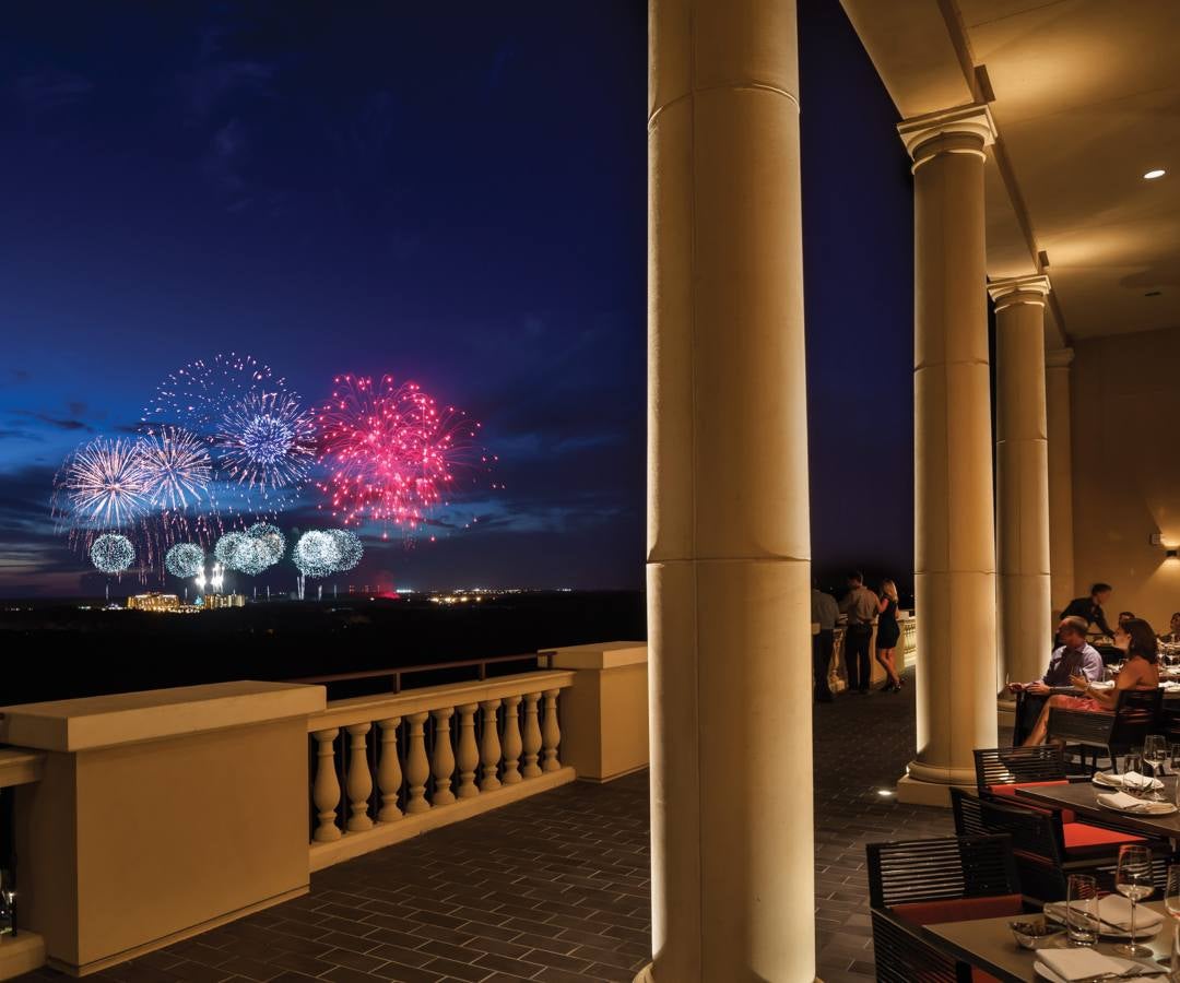 Desde la terraza de Capa se ven los fuegos artificiales de Disney, el único lugar de su tipo con este tipo de experiencias.