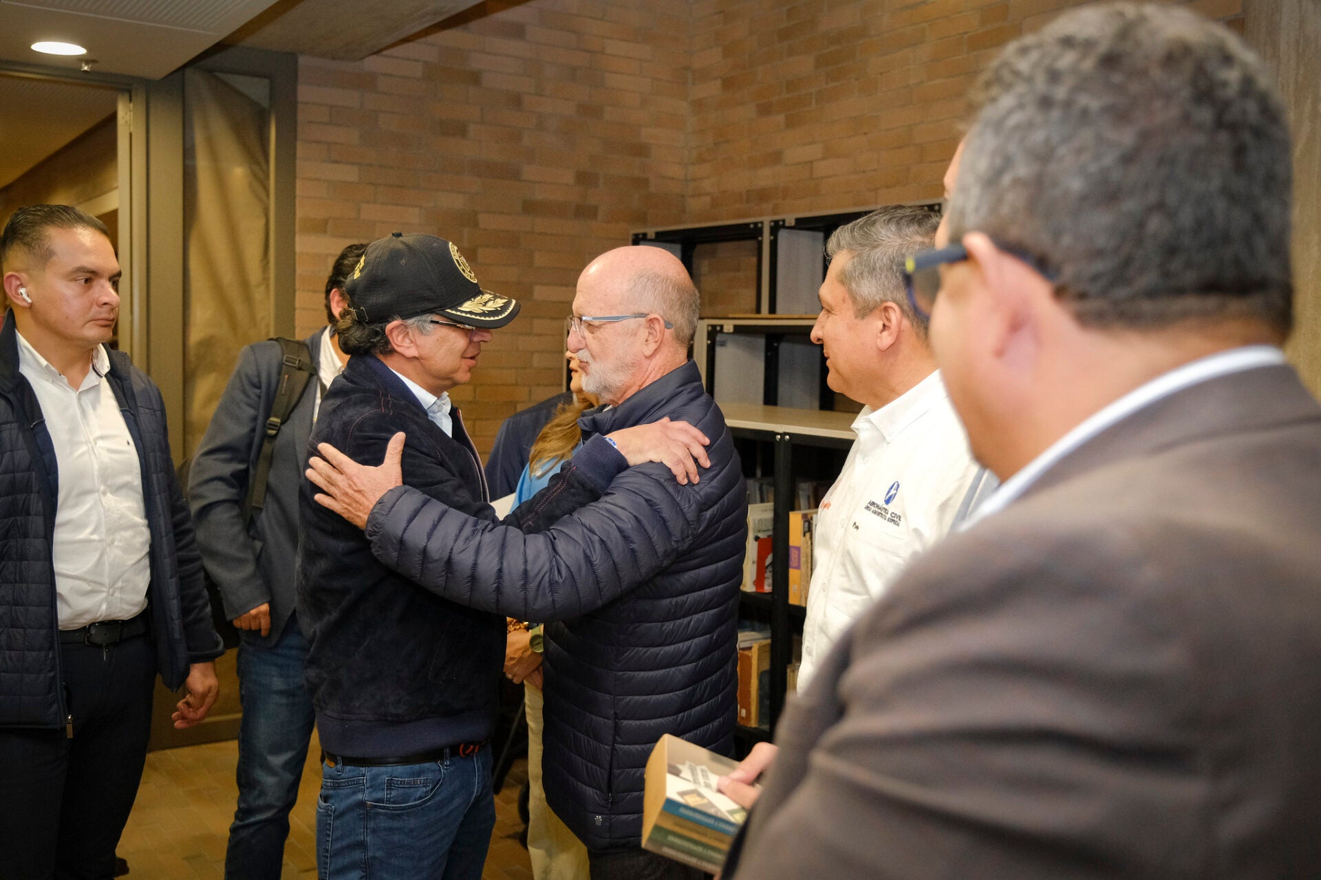 Presidente Petro saludando al gobernador de Caldas, Henry Gutiérrez 