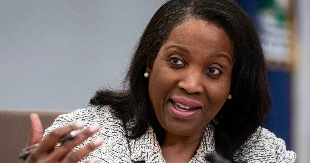 Lisa Cook de la Fed dice que está dispuesta a subir las tasas si la inflación no remite
