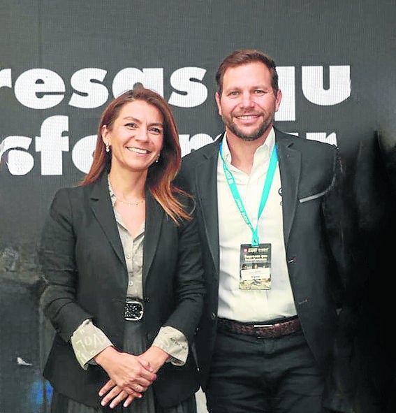 Paula Durán, vpte. de Sostenibilidad de Grupo Aval; y Luis Vento, dir. de Operaciones de Alpina.