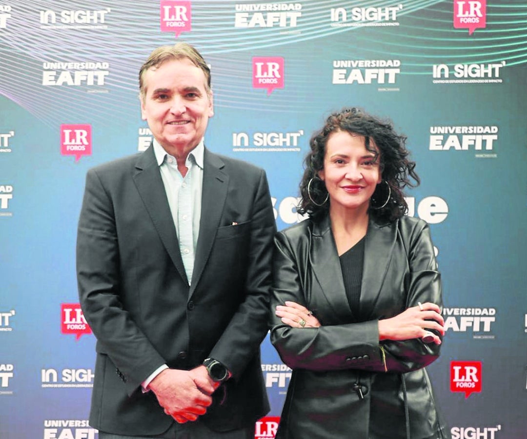 Sergio Quijano, gerente del diario La República; y Claudia Restrepo, rectora de la Universidad Eafit.